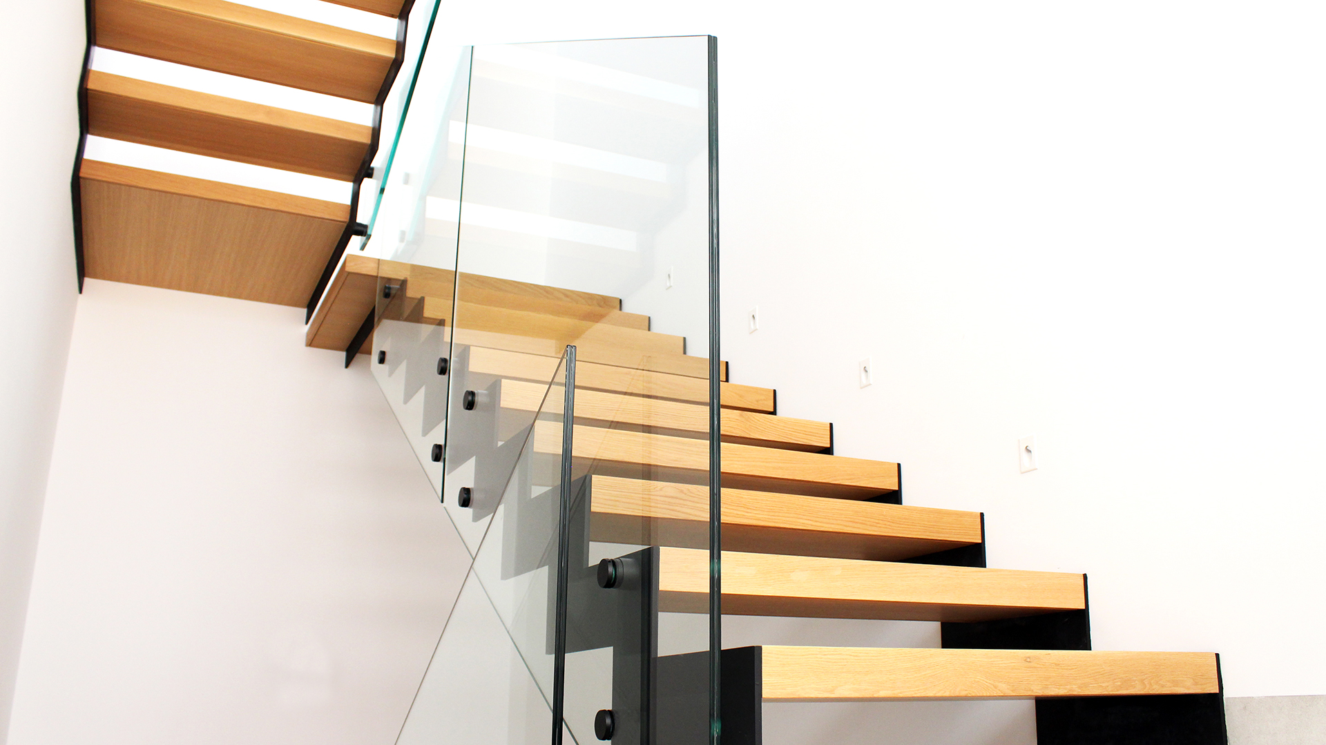 soporte de escalera regulable negro para vidrio aramar