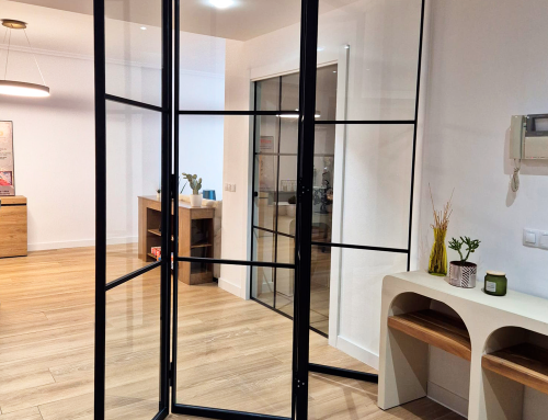 Skel: Sistema de puertas de vidrio con marco negro que redefine la separación de espacios
