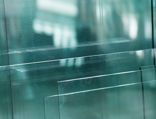 ¿Por qué el vidrio templado se rompe en pequeños fragmentos? La ingeniería detrás de un vidrio más seguro