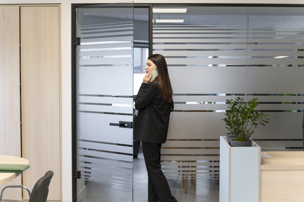 puertas batientes de vidrio