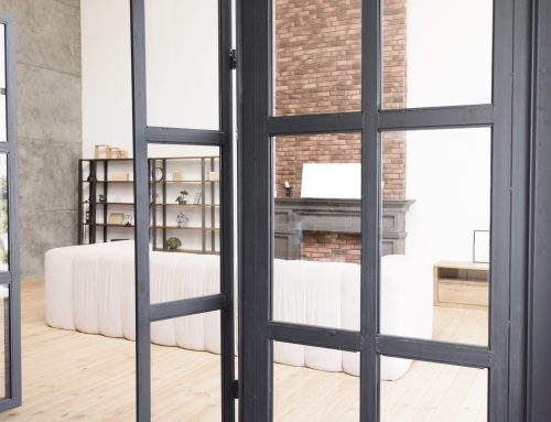 Tipos de puertas batientes de vidrio | Sistemas y herrajes